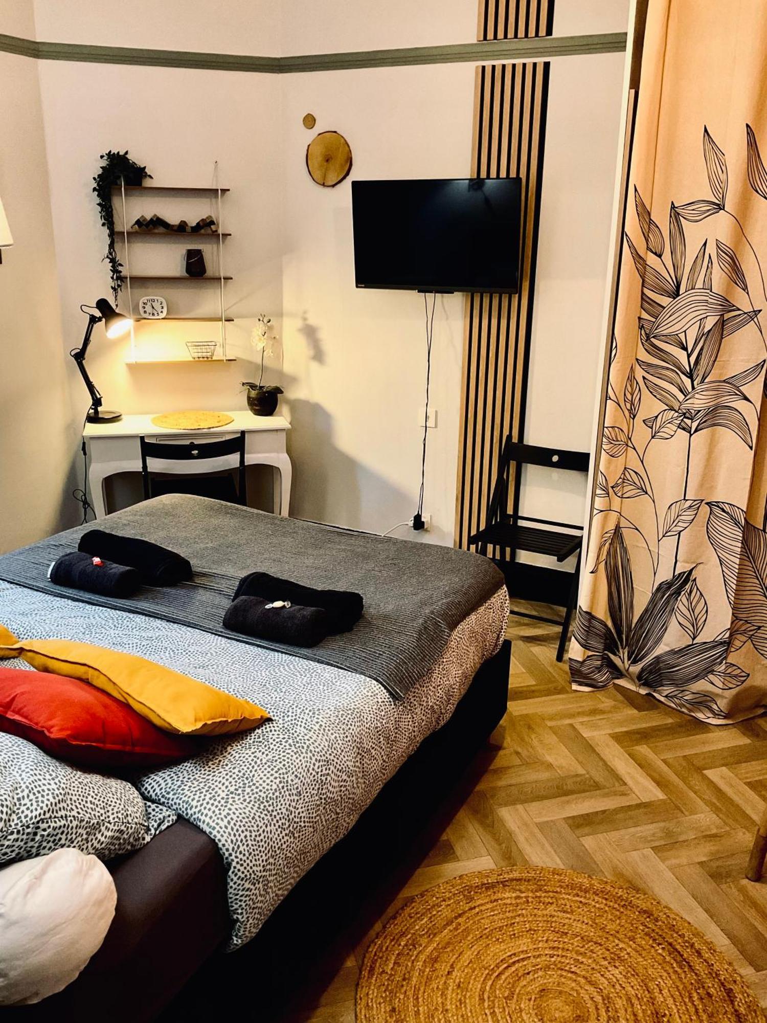 Les Loges Du Theatre Degustation Champagne Offerte Jacuzzi Sauna Jeux Velos Maison Prive 150M2 Historique 14Pers Max Emplacement Exceptionnel Et Chic, 200M De L'Avenue De Champagne, Gare, Musee, Jardins, Restaurations, Toutes Commodites Еперне Екстер'єр фото