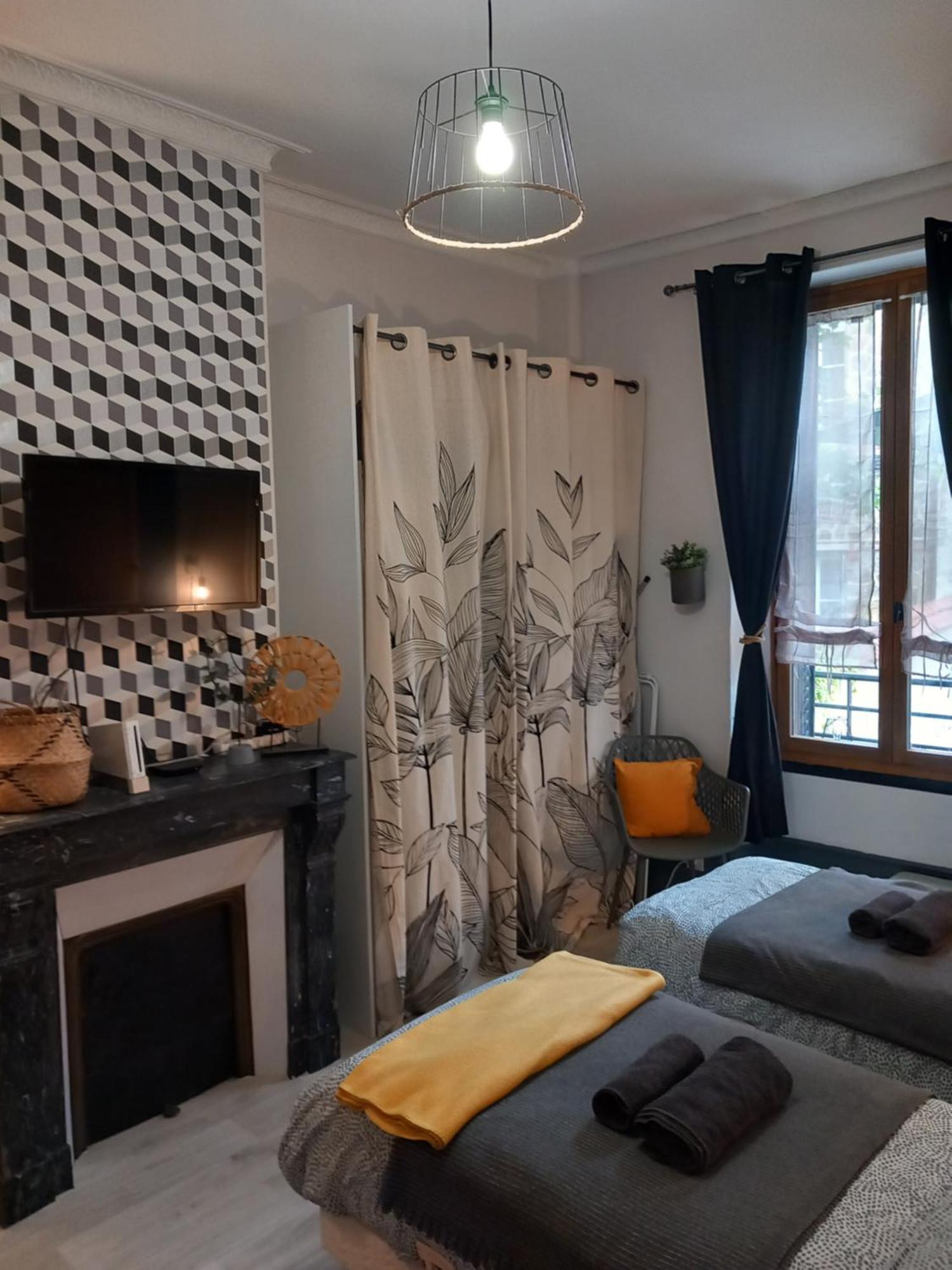 Les Loges Du Theatre Degustation Champagne Offerte Jacuzzi Sauna Jeux Velos Maison Prive 150M2 Historique 14Pers Max Emplacement Exceptionnel Et Chic, 200M De L'Avenue De Champagne, Gare, Musee, Jardins, Restaurations, Toutes Commodites Еперне Екстер'єр фото