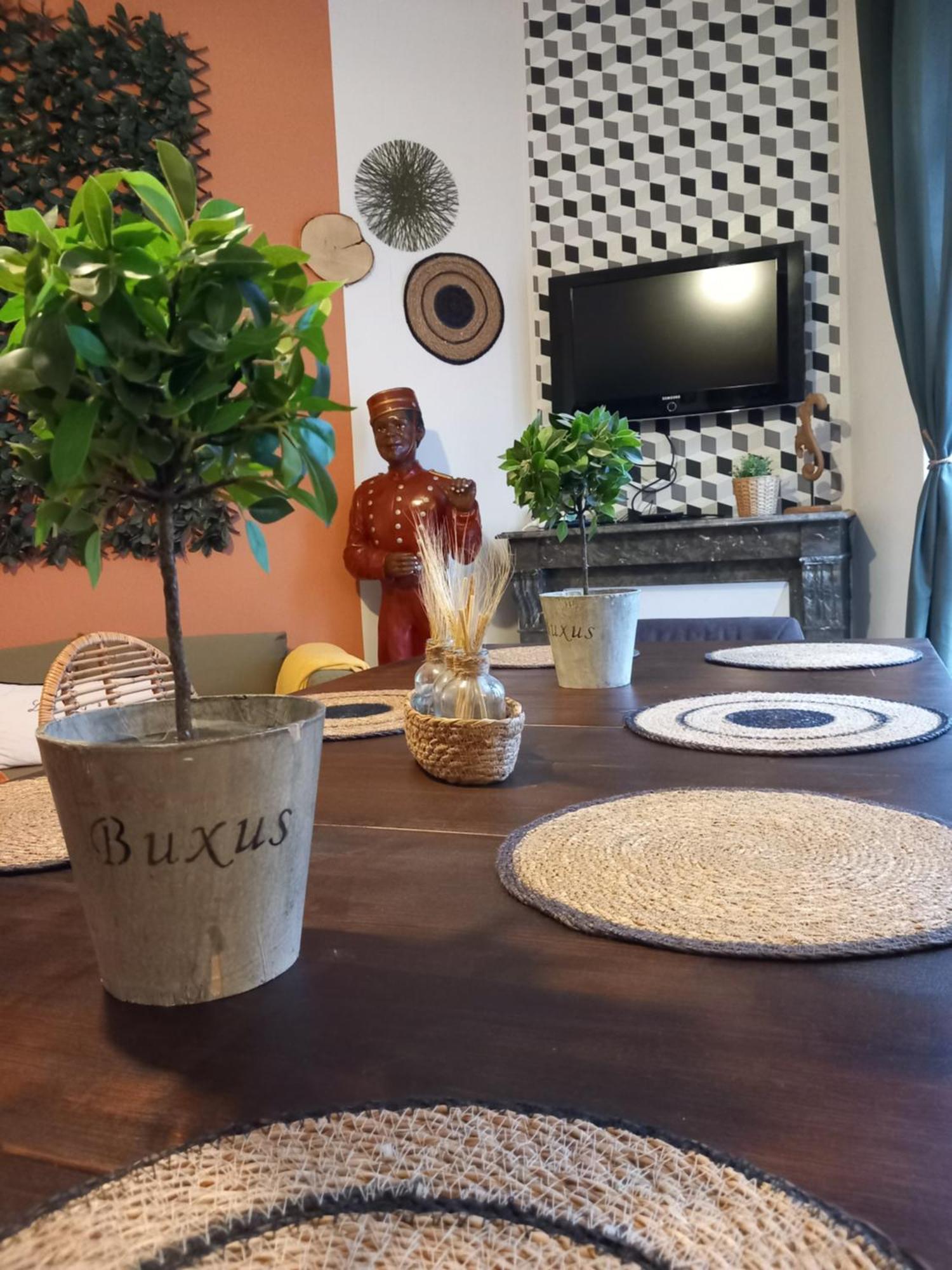 Les Loges Du Theatre Degustation Champagne Offerte Jacuzzi Sauna Jeux Velos Maison Prive 150M2 Historique 14Pers Max Emplacement Exceptionnel Et Chic, 200M De L'Avenue De Champagne, Gare, Musee, Jardins, Restaurations, Toutes Commodites Еперне Екстер'єр фото